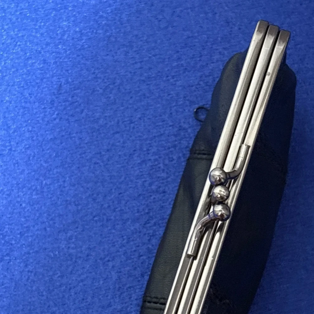 Large kisslock coin purse. - Picture 4 of 5